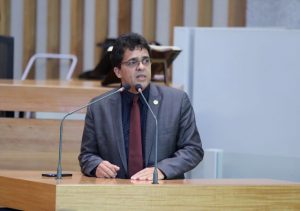 Um Passarinho Me Contou ricardo 300x211 - Um Passarinho Me Contou