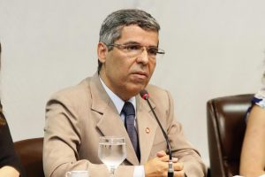 Um Passarinho Me Contou Paulo Fernando 300x200 - Um Passarinho Me Contou