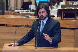 Proposta de distrital traz novidades para concurseiros claudio abrantes1 255x170 - Proposta de distrital traz novidades para concurseiros