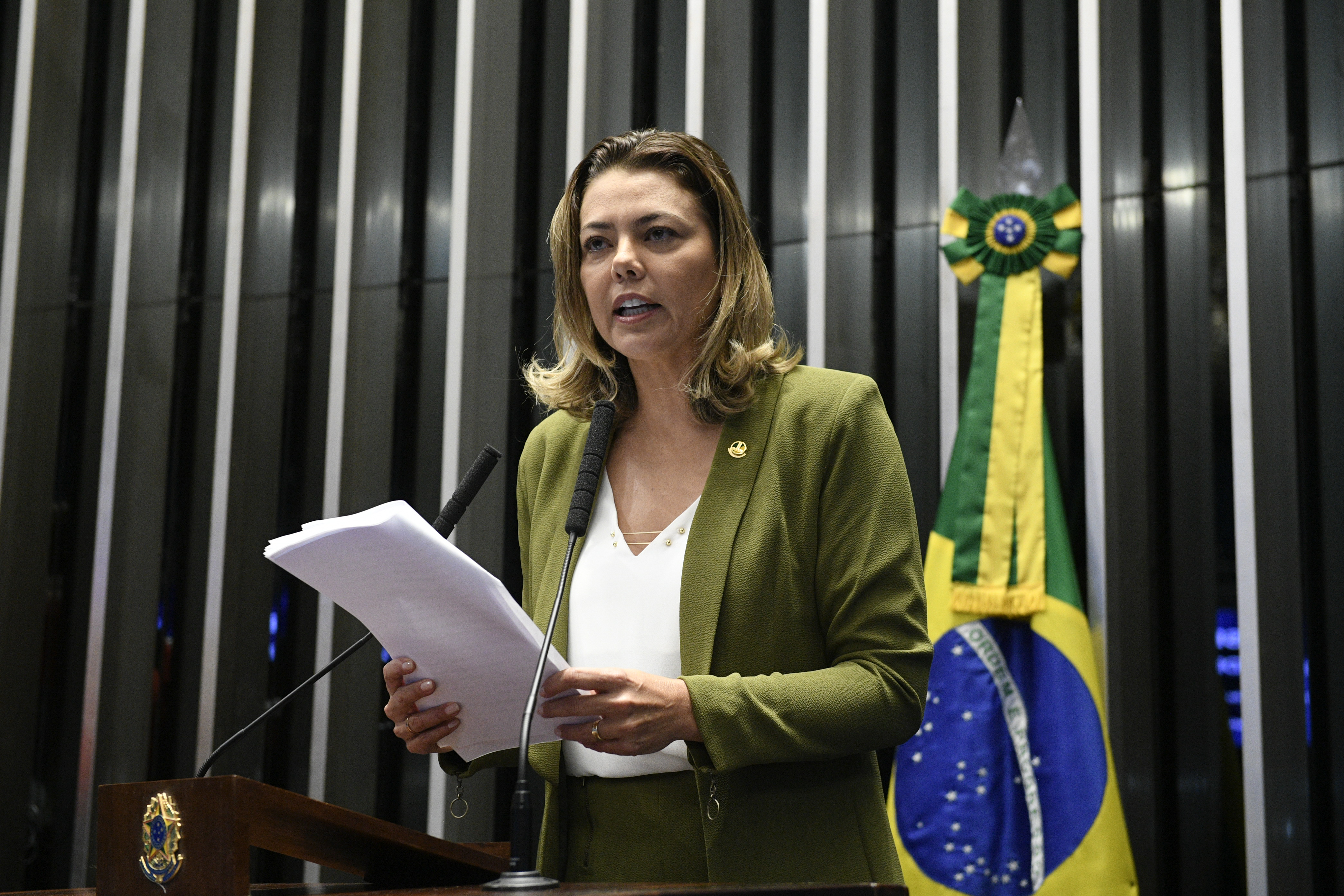 Leila à espera de Bolsonaro (Foto: Pedro França/Agência Senado)