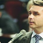 Flávio mostra jogo de cintura que Bolsonaro nunca teve