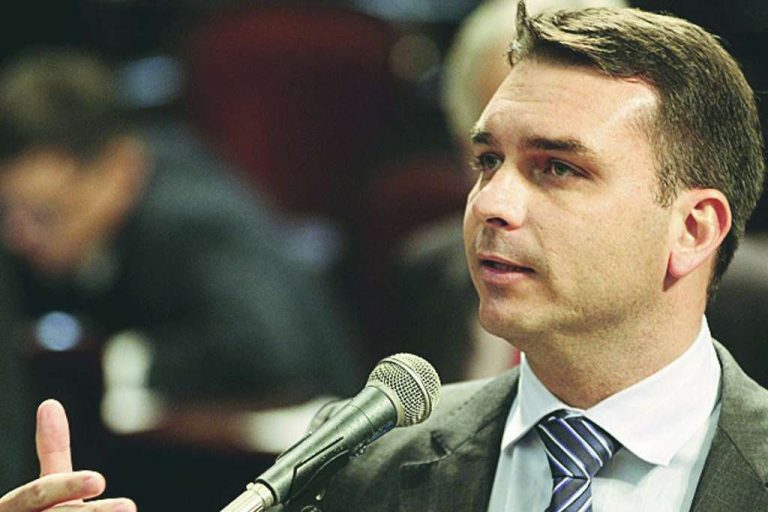 Flávio mostra jogo de cintura que Bolsonaro nunca teve