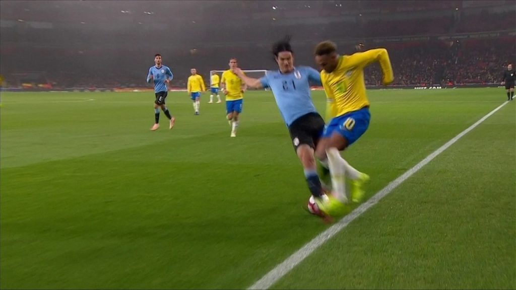Barrando os brigões (Foto: Reprodução TV Globo)