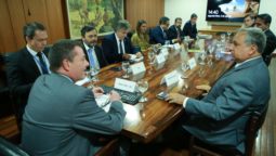 Parlamentar tenta salvar a 'vida financeira' do DF cropped izaci lucas senador fco radio corredor 255x144 - Parlamentar tenta salvar a 'vida financeira' do DF