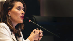 Corte na FAP prejudica pesquisas deputada lucy radio corredor 255x143 - Corte na FAP prejudica pesquisas