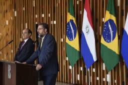 Brasil e Paraguai firmam acordo automotivo ernertos araujo e chanceler do paraguai 255x170 - Brasil e Paraguai firmam acordo automotivo