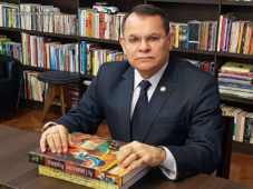 Um Passarinho Me Contou miguel lucena 227x170 - Um Passarinho Me Contou