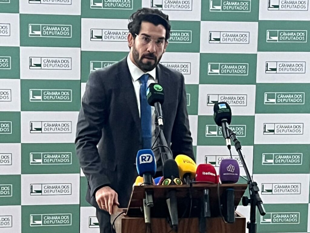 João Renato sendo entrevistado na Câmara dos Deputados