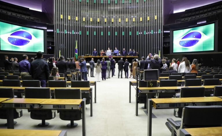 Críticas ao aumento de cadeiras na Câmara