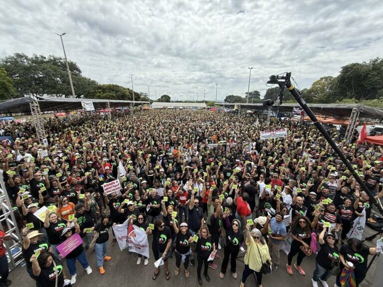 Professores da rede pública do DF aprovam greve