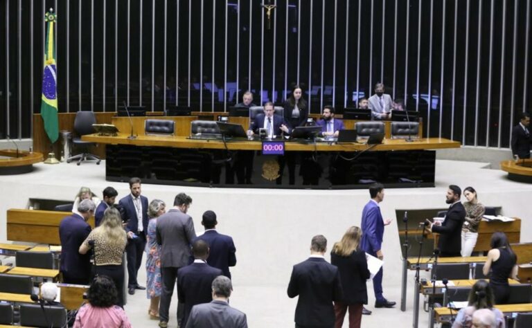 Câmara aprova urgência para projeto que suspende aumento do IOF; maioria da bancada do DF vota a favor