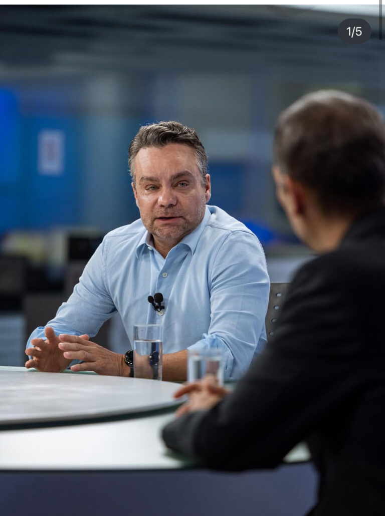 Gustavo Rocha assume protagonismo discreto em momento de tensão institucional