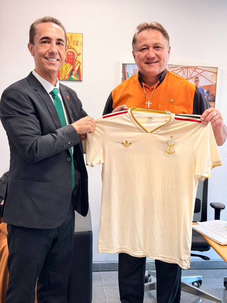 A Ficha de Filiação Está Na Mão: João Cardoso