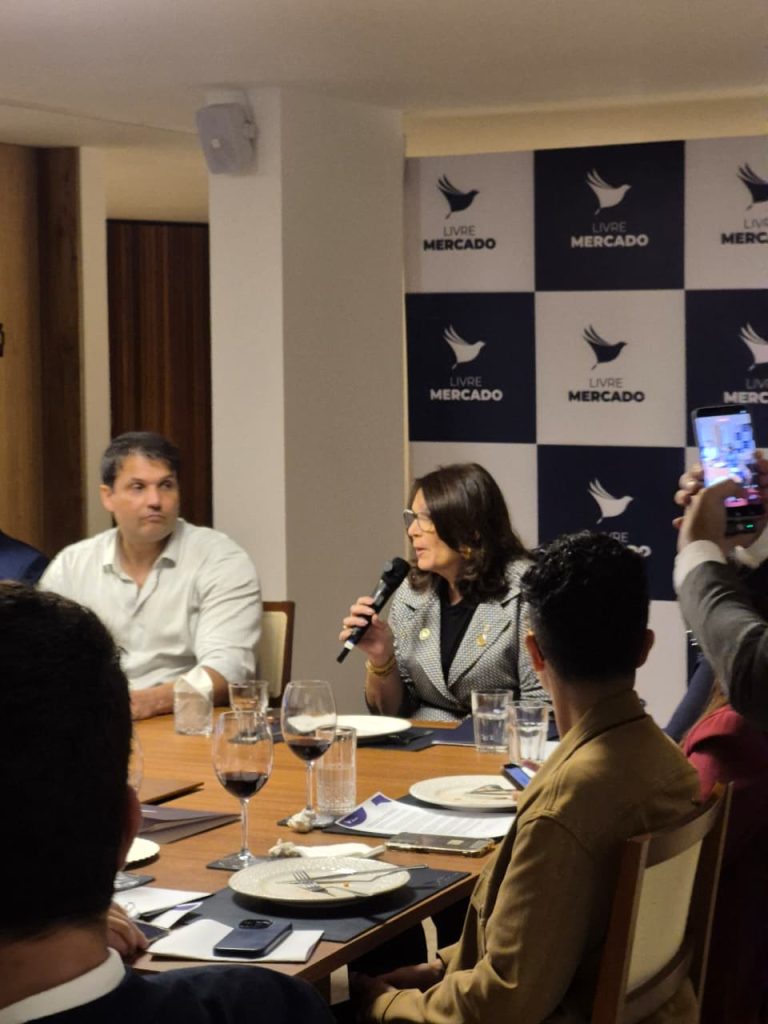 Bia Kicis defende combate ao desperdício de alimentos, simplificação tributária e segurança para comerciantes em encontro com jornalistas