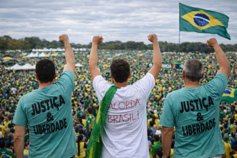 Força e renovação em marcha: enquanto a direita forma líderes, a esquerda se acomoda