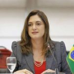 No Meio de Tubarões: Cristiane Britto