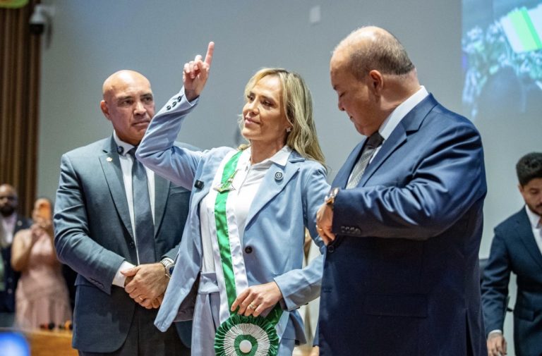 Celina assume com discurso calculado e recados bem dados