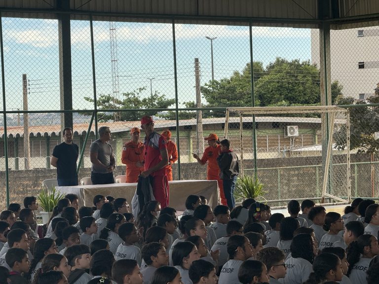 Aqui um Defensor das Escolas Cívico-militares que os políticos tem medo de defender