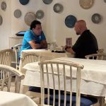 O Que Eles Tanto Conversavam no canto do Restaurante?