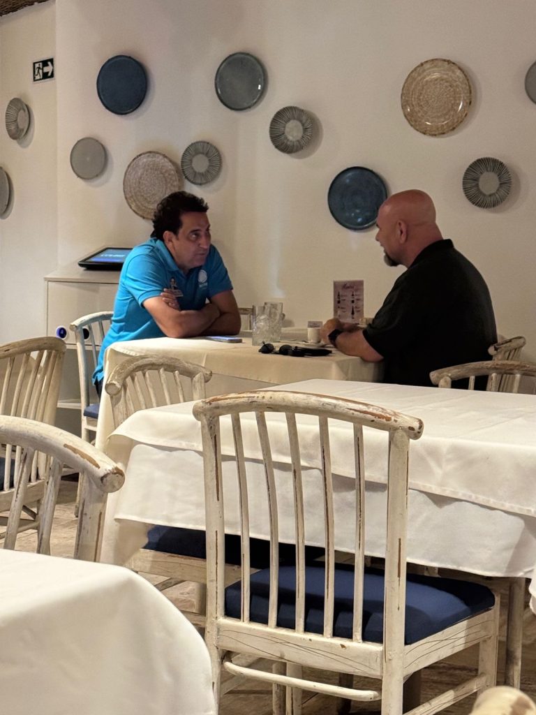 O Que Eles Tanto Conversavam no canto do Restaurante?
